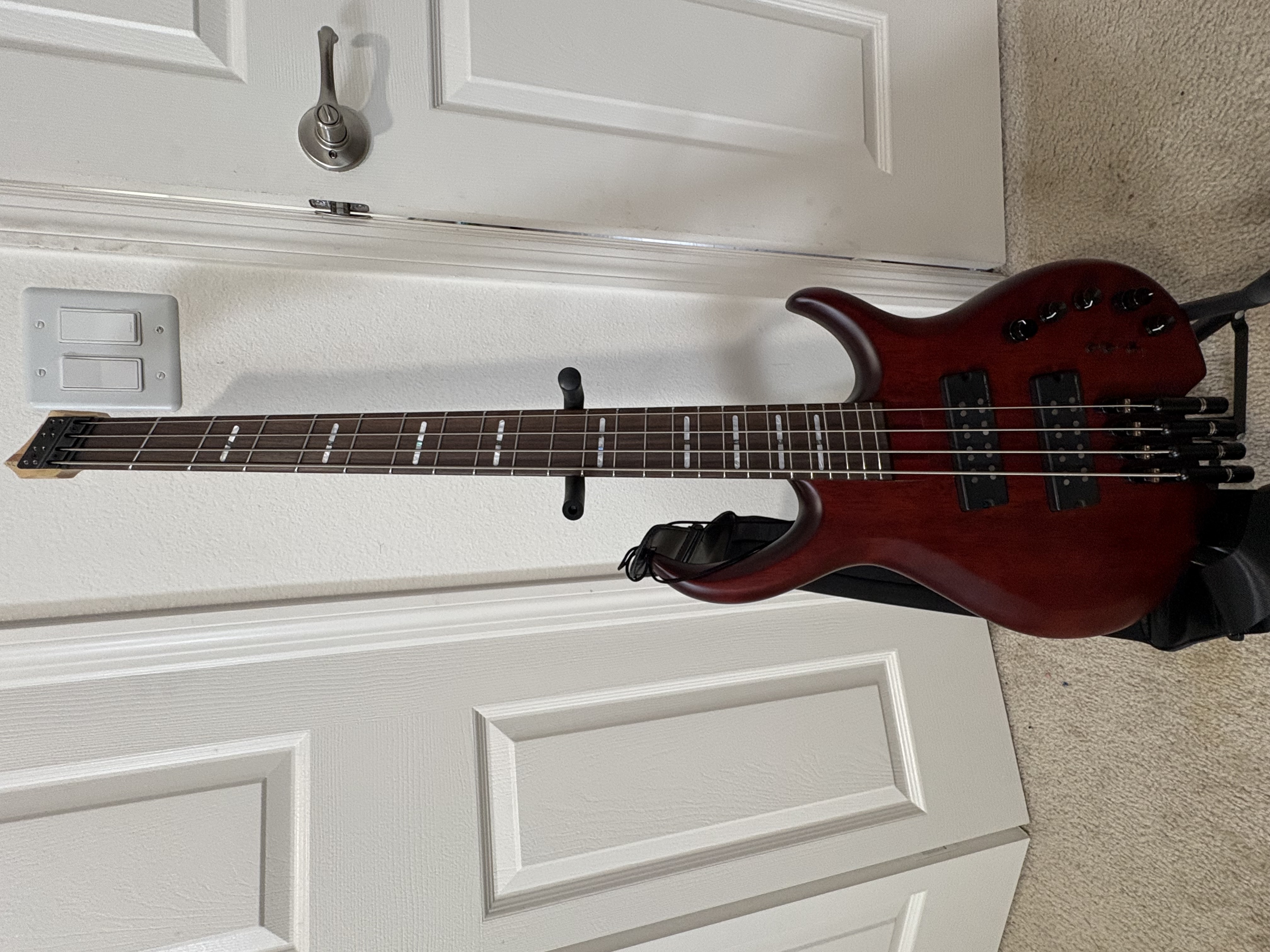 4 strings electric bass